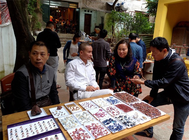 Đá quý hàng trăm triệu bày bán thành sạp tại phiên chợ độc đáo giữa lòng Thủ đô - Ảnh 6.