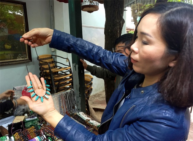 Đá quý hàng trăm triệu bày bán thành sạp tại phiên chợ độc đáo giữa lòng Thủ đô - Ảnh 7.