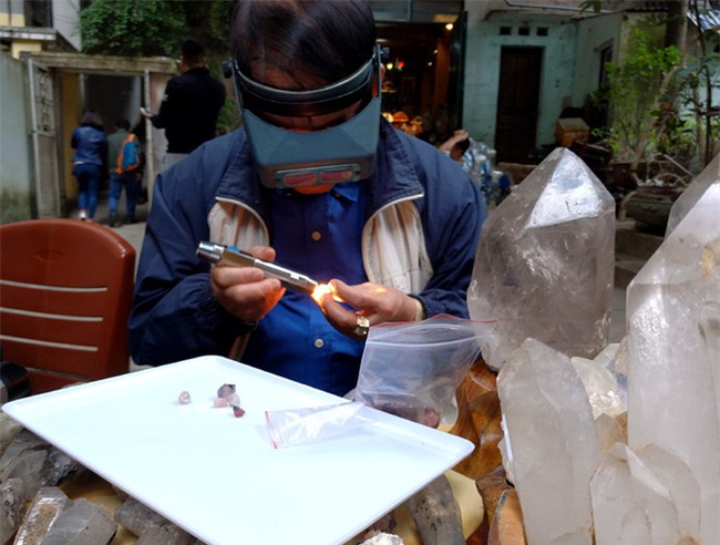 Đá quý hàng trăm triệu bày bán thành sạp tại phiên chợ độc đáo giữa lòng Thủ đô - Ảnh 9.