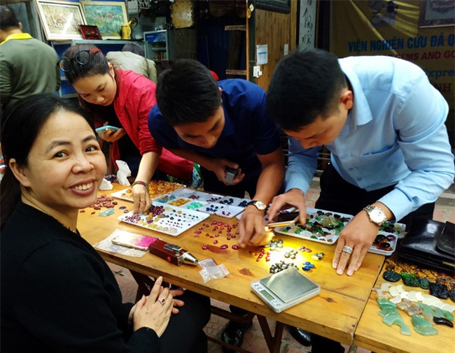 Đá quý hàng trăm triệu bày bán thành sạp tại phiên chợ độc đáo giữa lòng Thủ đô - Ảnh 10.