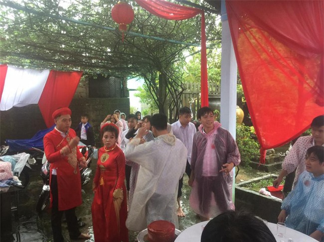 Giữa cơn bão số 12, chú rể cõng cô dâu, khách xắn quần lội nước đi dự đám cưới  - Ảnh 4.