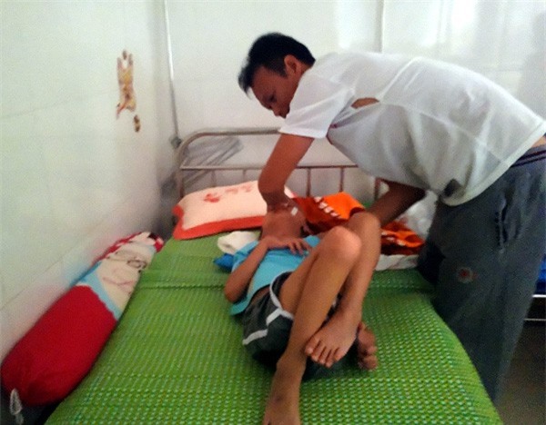 Sau trận sốt cao, bé trai khỏe mạnh thành người tàn phế, bố mẹ khốn khó vì gia cảnh ngặt nghèo - Ảnh 4.