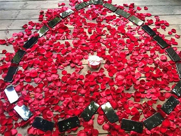 Chàng lập trình viên mua 25 chiếc iPhone X cầu hôn bạn gái