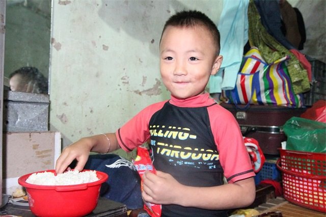 canh sinh hoat trong gia dinh nguoi me 29 tuoi, sinh 8 con o ha noi - 12