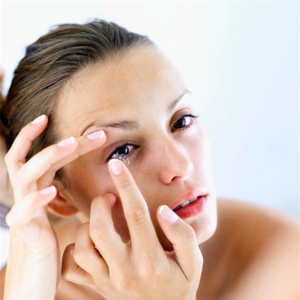 Những lưu ý khi đeo kính áp tròng, nếu biết rồi sẽ an toàn hơn cho bạn - Ảnh 3.