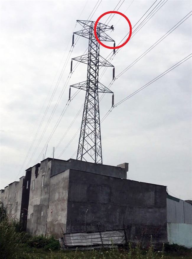 'Nguoi nhen' 27 tuoi ngoi tren tru dien cao the nhieu gio hinh anh 1