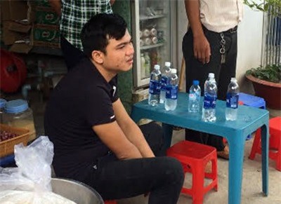 'Nguoi nhen' 27 tuoi ngoi tren tru dien cao the nhieu gio hinh anh 2