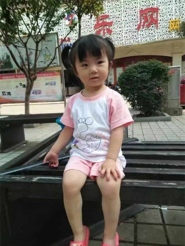 Bận lo tang sự cha mẹ không biết con gái 2 tuổi mất tích, khi tìm thấy bé đã tử vong - Ảnh 2.