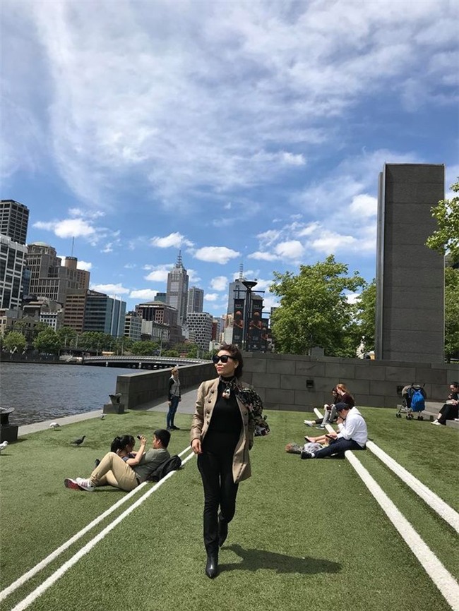 Mới đây, cô Ngọc Hương - mẹ của nữ ca sĩ vừa khoe dáng ở trời Tây. - Tin sao Viet - Tin tuc sao Viet - Scandal sao Viet - Tin tuc cua Sao - Tin cua Sao