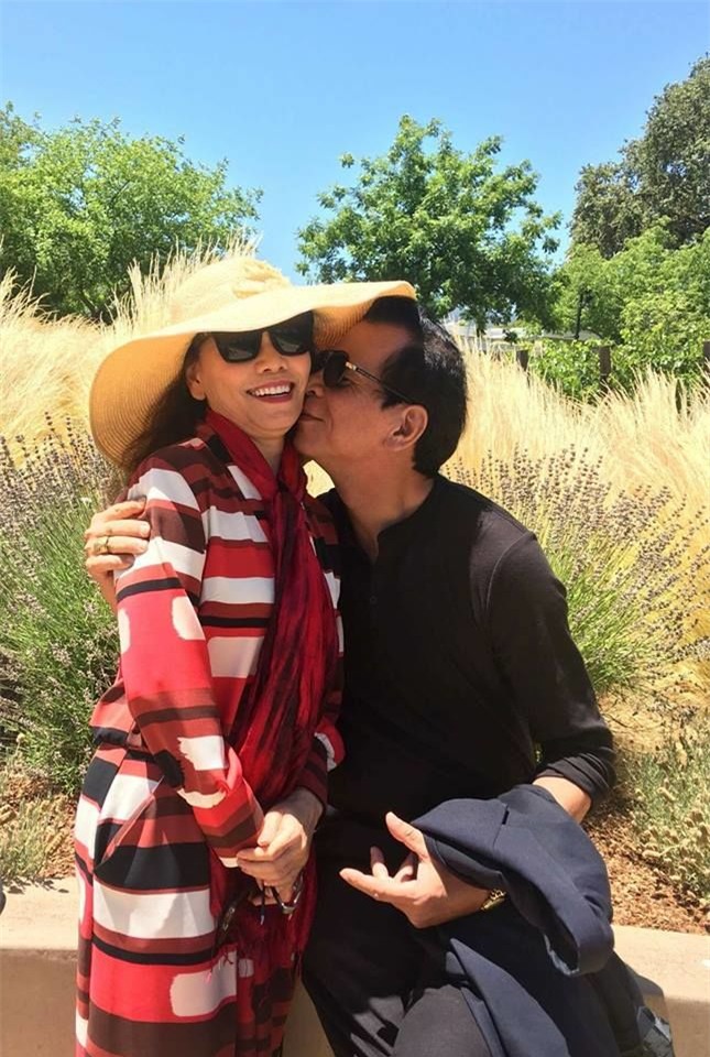 Bố mẹ của nữ ca sĩ luôn khiến mọi người ghen tị vì sự lãng mạn, tình cảm mà cả hai dành cho nhau. - Tin sao Viet - Tin tuc sao Viet - Scandal sao Viet - Tin tuc cua Sao - Tin cua Sao