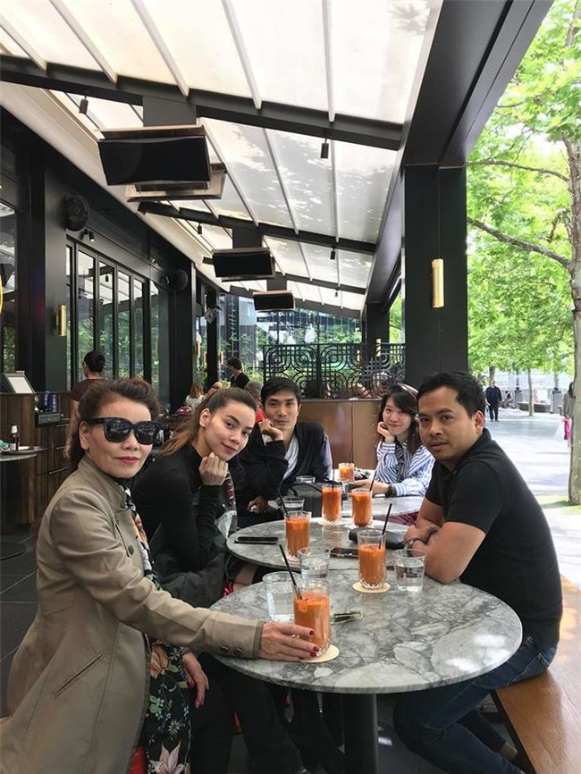 Được biết, bố mẹ đang cùng Hà Hồ đi nghỉ&nbsp;dưỡng tại&nbsp;thành phố Sydney, Úc. Nữ ca sĩ thường đưa bố mẹ ra nước ngoài nhân dịp mình đi diễn hay đi công việc. - Tin sao Viet - Tin tuc sao Viet - Scandal sao Viet - Tin tuc cua Sao - Tin cua Sao