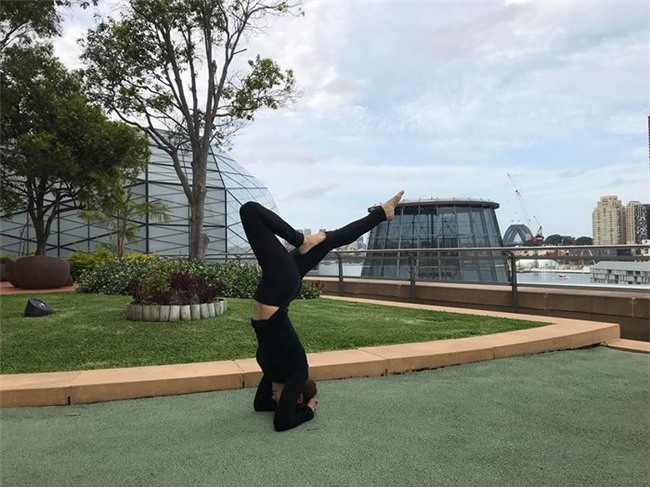Mẹ của nữ ca sĩ luyện tập yoga mỗi ngày và cô cũng hết sức đam mê bộ môn này. - Tin sao Viet - Tin tuc sao Viet - Scandal sao Viet - Tin tuc cua Sao - Tin cua Sao