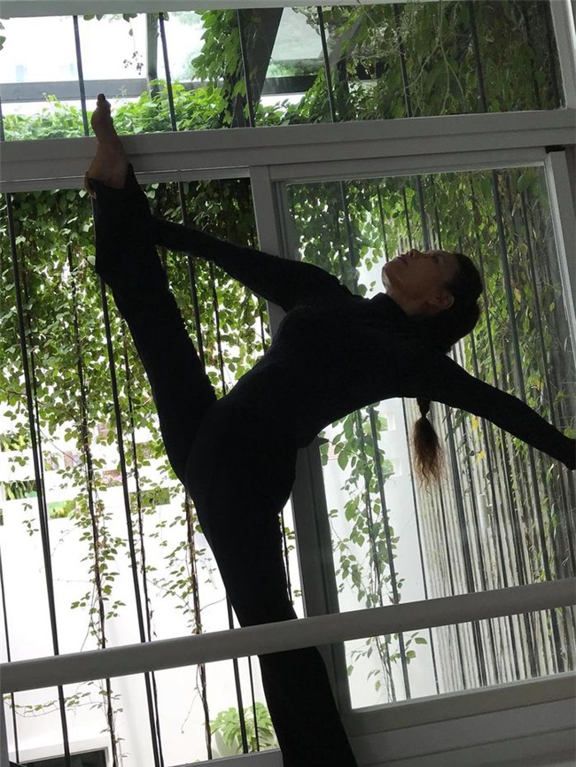 Dù đang đi du lịch nhưng mẹ nữ ca sĩ vẫn dành thời gian tập luyện mọi lúc. - Tin sao Viet - Tin tuc sao Viet - Scandal sao Viet - Tin tuc cua Sao - Tin cua Sao