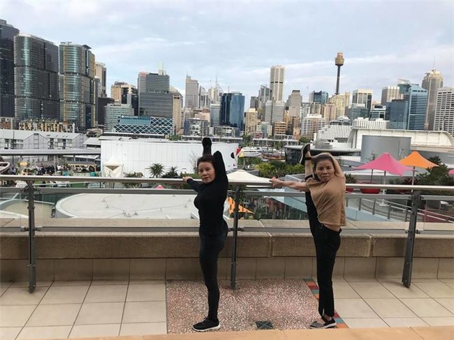 Sự dẻo dai của cô Ngọc Hương khiến mọi người ai cũng xuýt xoa. Không phải ai luyện tập yoga cũng có thể thực hiện được những động tác khó như cô. Cô Ngọc Hương cũng bật mí: 