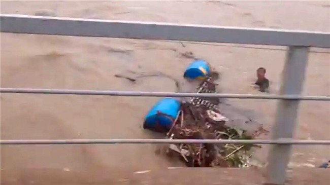 Phút thoát chết của người đàn ông bị lũ cuốn 10km cùng bè cá