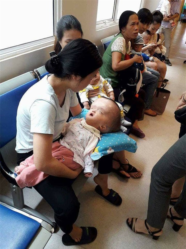 Đã quyên góp được gần 500 triệu đồng chuẩn bị cho ngày mai đưa bé gái đầu to đi Singapore chữa bệnh - Ảnh 3.