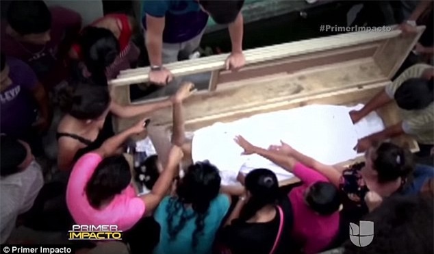 Chôn người vợ trẻ được 1 ngày, anh chồng hoảng sợ khi nghe tiếng người kêu la, đập quan tài từ bên trong - Ảnh 4.