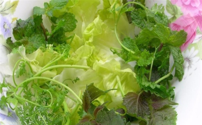 Rau sống ngâm nước muối loãng an toàn đến đâu?