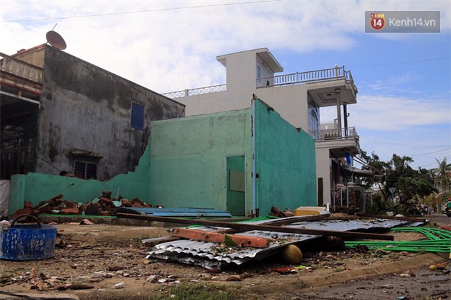 Sân khấu Hoa hậu vẫn rực rỡ đèn ở nơi người dân ngập trong bão lũ: Khi cái đẹp trở thành thứ vô cảm trước nỗi đau! - Ảnh 1.