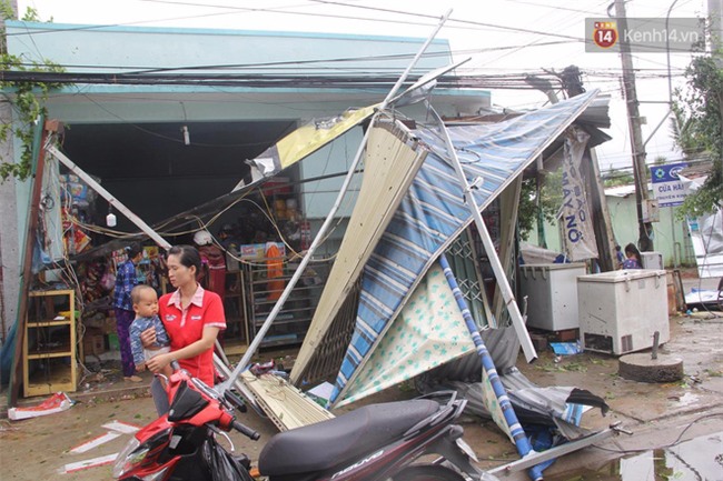 Sân khấu Hoa hậu vẫn rực rỡ đèn ở nơi người dân ngập trong bão lũ: Khi cái đẹp trở thành thứ vô cảm trước nỗi đau! - Ảnh 1.