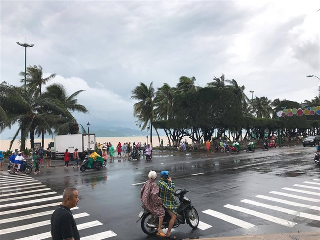 Sân khấu Hoa hậu vẫn rực rỡ đèn ở nơi người dân ngập trong bão lũ: Khi cái đẹp trở thành thứ vô cảm trước nỗi đau! - Ảnh 3.