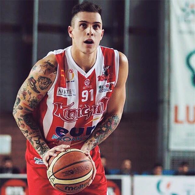 Chàng trai này là cặp đôi hoàn hảo của người đẹp bóng rổ sexy nhất hành tinh - Ảnh 3.