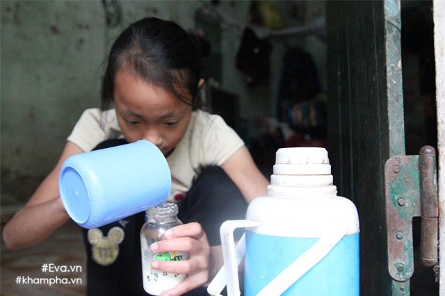 cam dong canh chi 10 tuoi cham soc dan em trong gia dinh me 29 tuoi sinh 8 con - 1