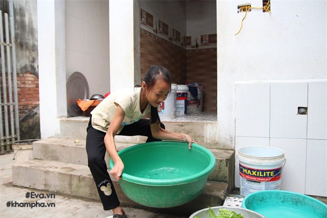 cam dong canh chi 10 tuoi cham soc dan em trong gia dinh me 29 tuoi sinh 8 con - 12