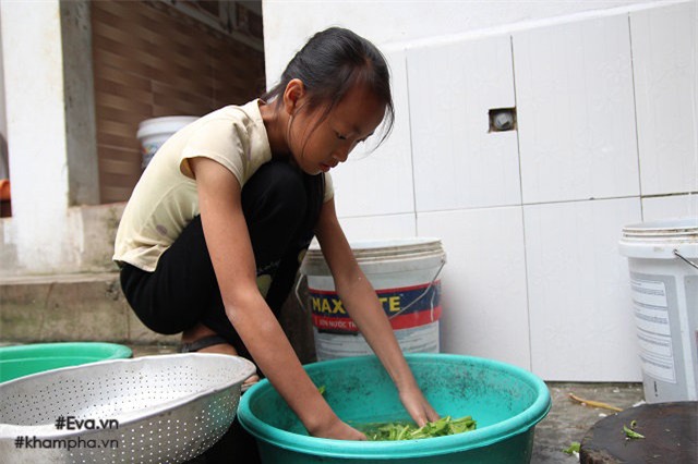 cam dong canh chi 10 tuoi cham soc dan em trong gia dinh me 29 tuoi sinh 8 con - 13