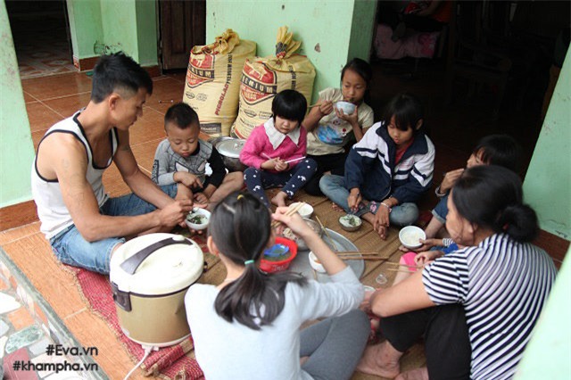 cam dong canh chi 10 tuoi cham soc dan em trong gia dinh me 29 tuoi sinh 8 con - 15