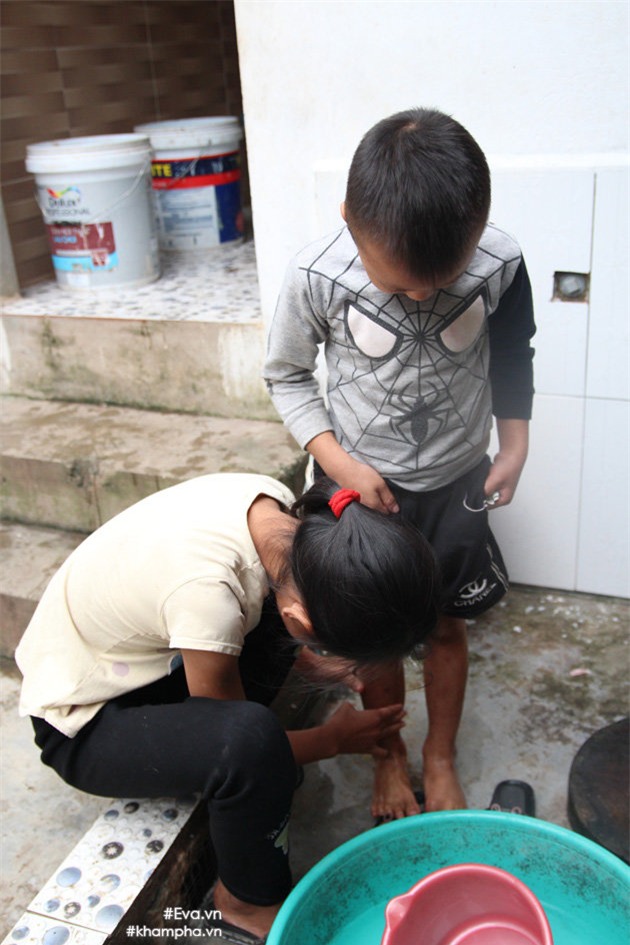 cam dong canh chi 10 tuoi cham soc dan em trong gia dinh me 29 tuoi sinh 8 con - 17