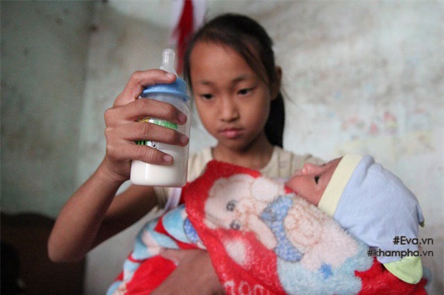 cam dong canh chi 10 tuoi cham soc dan em trong gia dinh me 29 tuoi sinh 8 con - 2