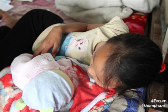 cam dong canh chi 10 tuoi cham soc dan em trong gia dinh me 29 tuoi sinh 8 con - 19