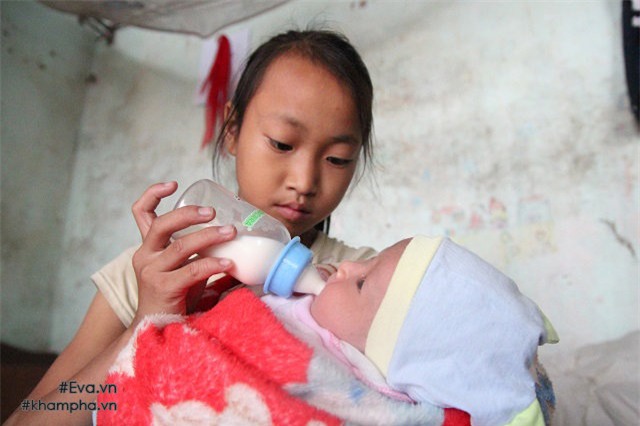 cam dong canh chi 10 tuoi cham soc dan em trong gia dinh me 29 tuoi sinh 8 con - 3