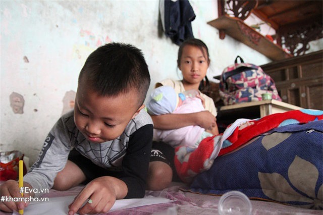 cam dong canh chi 10 tuoi cham soc dan em trong gia dinh me 29 tuoi sinh 8 con - 5