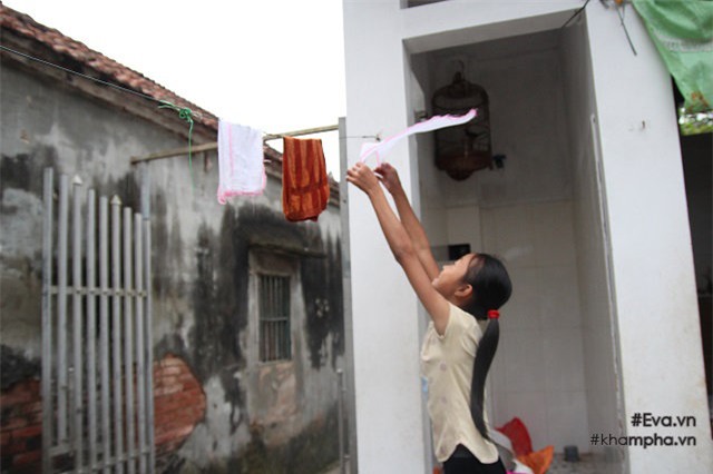 cam dong canh chi 10 tuoi cham soc dan em trong gia dinh me 29 tuoi sinh 8 con - 8