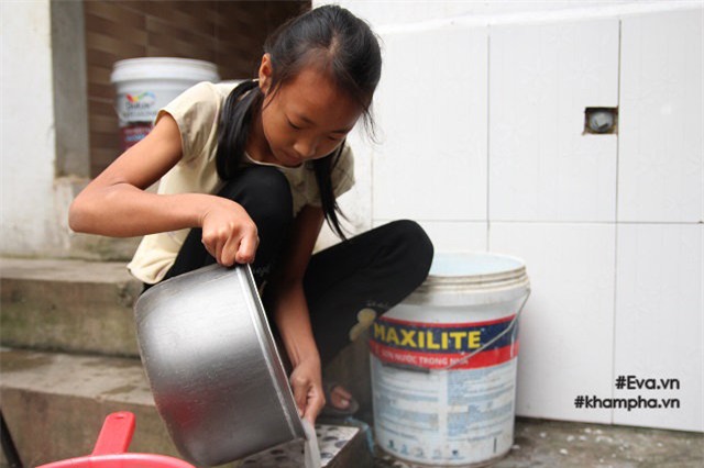 cam dong canh chi 10 tuoi cham soc dan em trong gia dinh me 29 tuoi sinh 8 con - 9