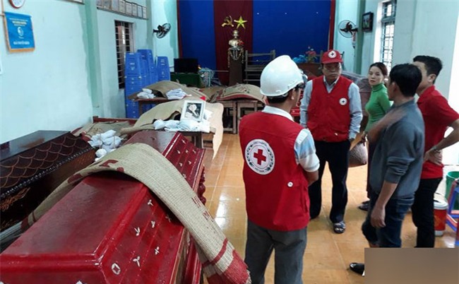 Đau lòng cảnh người chết đắp chiếu và khâm liệm tại trụ sở ủy ban vì nhà đã bị vùi lấp