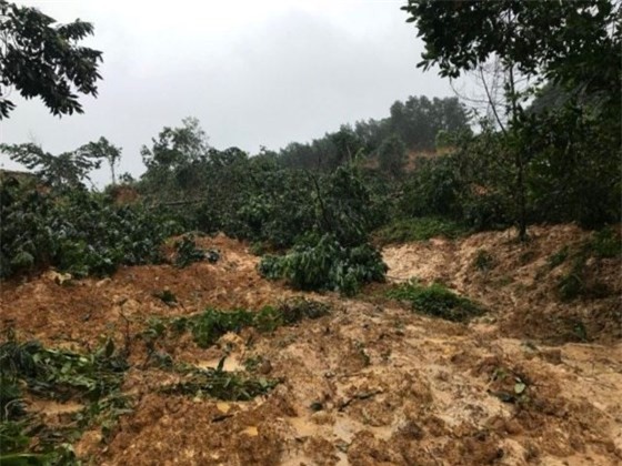 Đau lòng cảnh người chết đắp chiếu và khâm liệm tại trụ sở ủy ban vì nhà đã bị vùi lấp