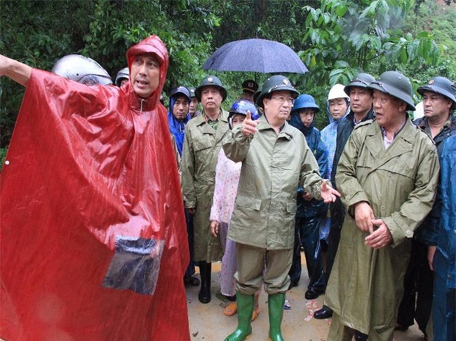 Đau lòng cảnh người chết đắp chiếu và khâm liệm tại trụ sở ủy ban vì nhà đã bị vùi lấp