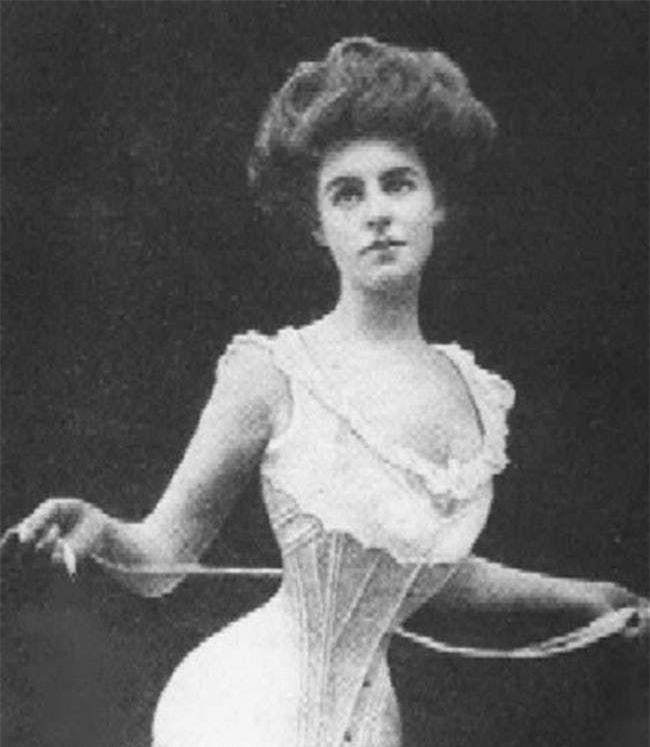 Nhìn qua thấy rùng mình nhưng đây từng là những trào lưu làm đẹp cực kỳ được ưa chuộng - Ảnh 18.