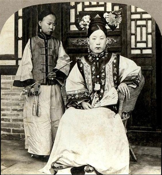 Nhìn qua thấy rùng mình nhưng đây từng là những trào lưu làm đẹp cực kỳ được ưa chuộng - Ảnh 5.