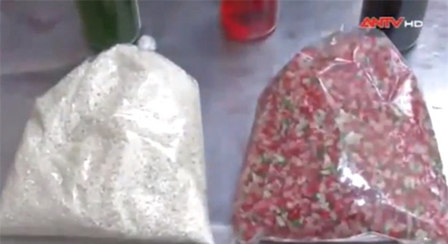 Cận cảnh công nghệ nấu chè sương sa hạt lựu bắt mắt: Đẹp thì đẹp thật nhưng độc vô cùng - Ảnh 2.