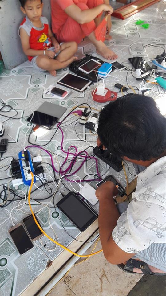 Bi hài ngày mưa lũ: Đang ăn cơm thì nước tràn ngập mâm, một nhà có điện cả làng được nhờ sạc điện thoại - Ảnh 10.