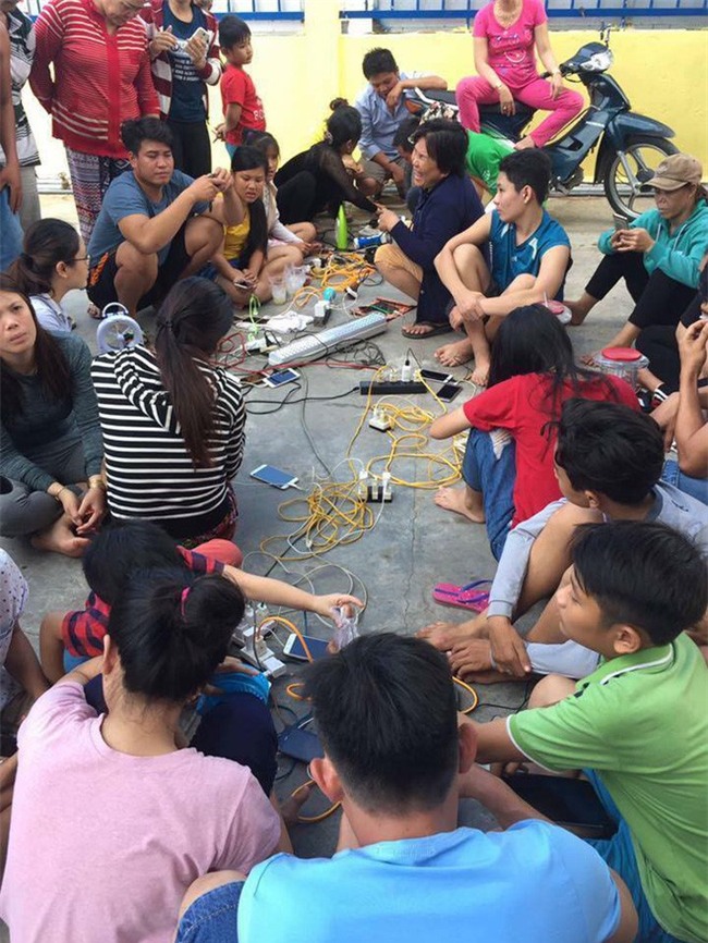 Bi hài ngày mưa lũ: Đang ăn cơm thì nước tràn ngập mâm, một nhà có điện cả làng được nhờ sạc điện thoại - Ảnh 5.