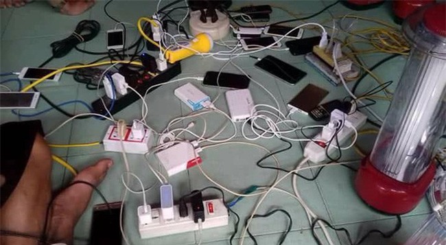 Bi hài ngày mưa lũ: Đang ăn cơm thì nước tràn ngập mâm, một nhà có điện cả làng được nhờ sạc điện thoại - Ảnh 8.