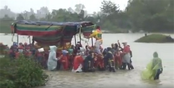 Xót xa đám tang vội vàng trong ngày Huế chìm trong mưa lũ