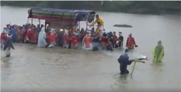 Xót xa đám tang vội vàng trong ngày Huế chìm trong mưa lũ