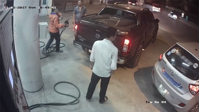 Nhân viên cây xăng mải nghe điện thoại nên quên thu tiền khách hàng: Do nhận cuộc gọi gấp của gia đình - Ảnh 2.