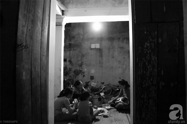 Cảnh nhà bề bộn mà rộn tiếng cười của mẹ siêu mắn đẻ, 29 tuổi có 8 đứa con ở Hà Nội - Ảnh 11.